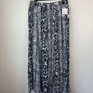 NWT JW Women’s Snake Skirt Size Small